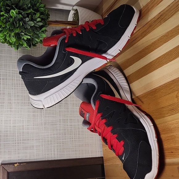 Nike Revolution 2, Black Red White, Running Shoes - Picture 2 of 5